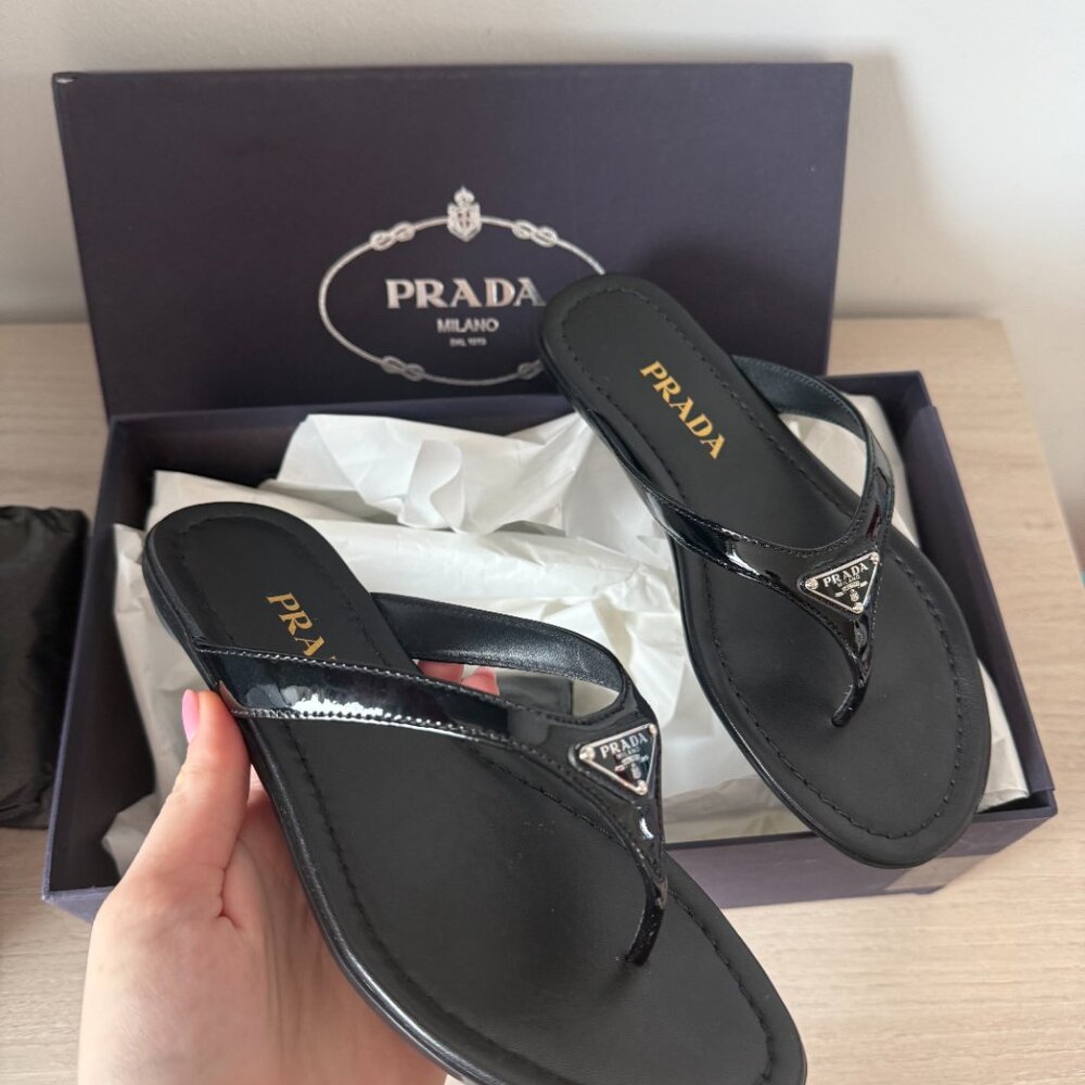 NWT Prada Thong Flat Sandals Black Leather Triangle Logo Sz 35.5